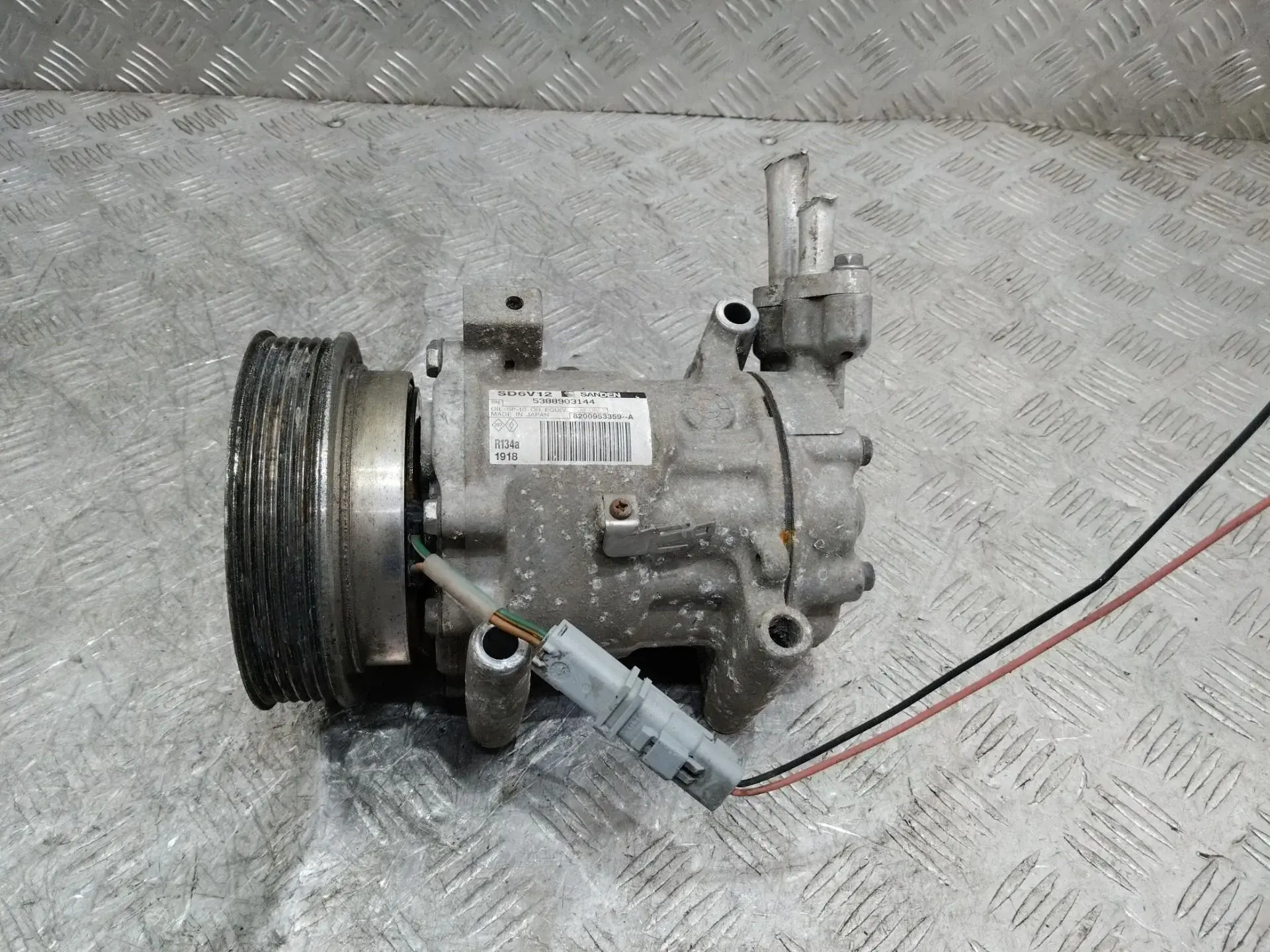 Компрессор кондиционера 8200953359