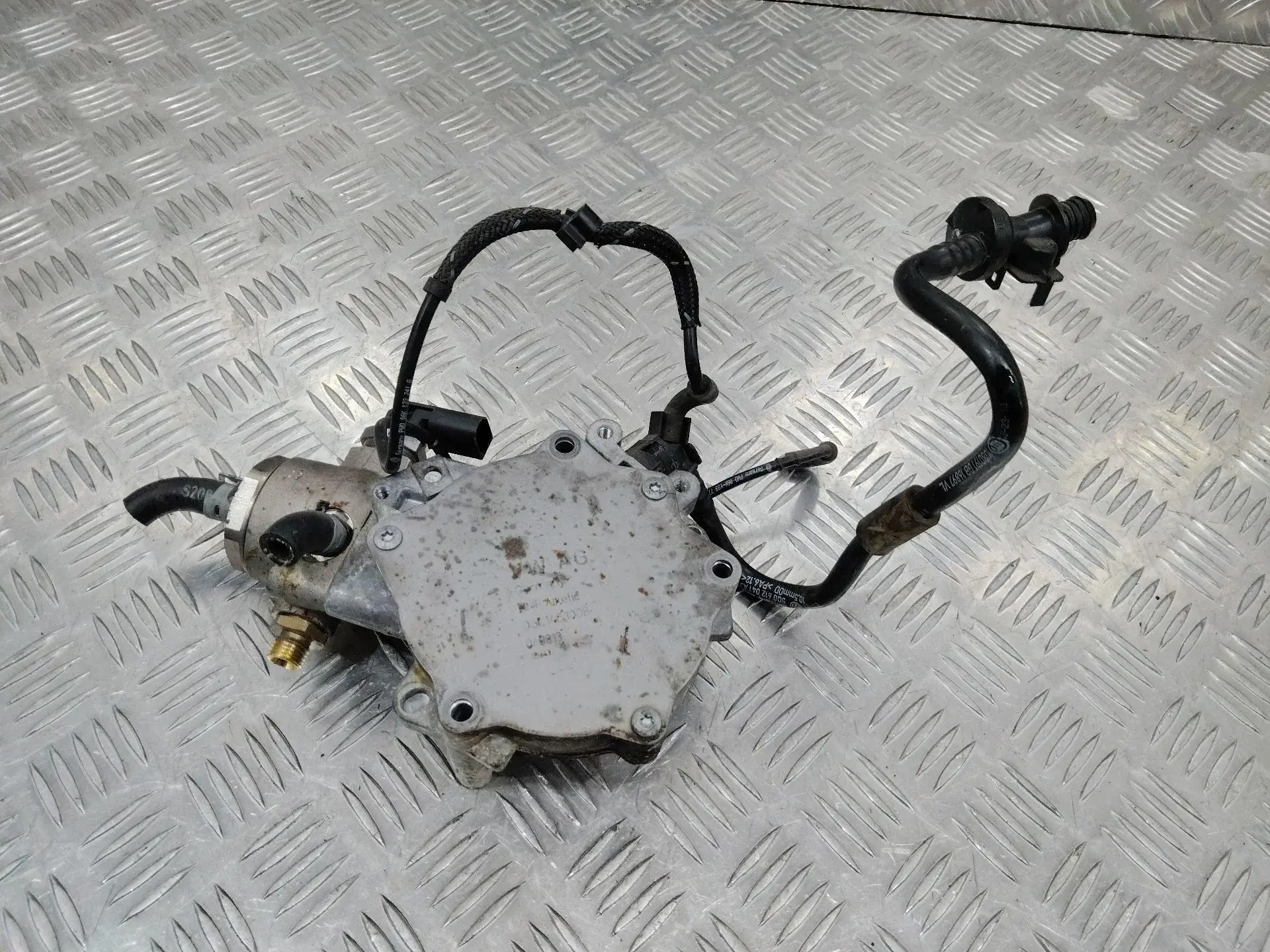 Вакуумный насос 06L145100B