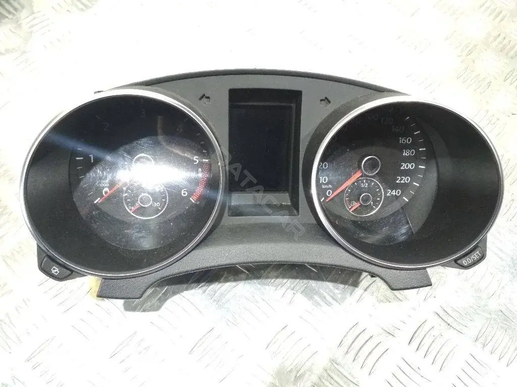 Панель приборов 5K0920871A
