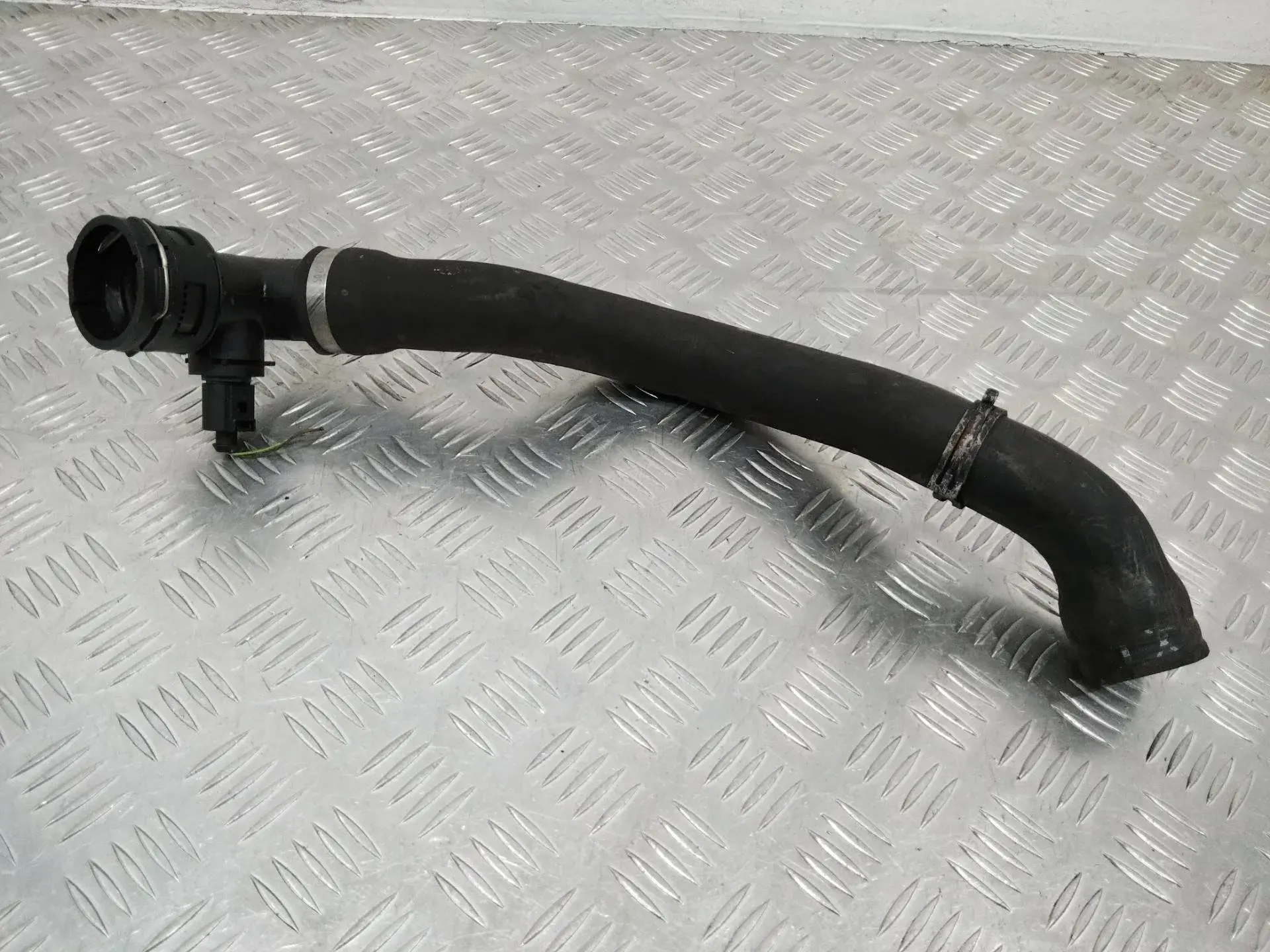 Патрубки системы охлаждения 7L6122051