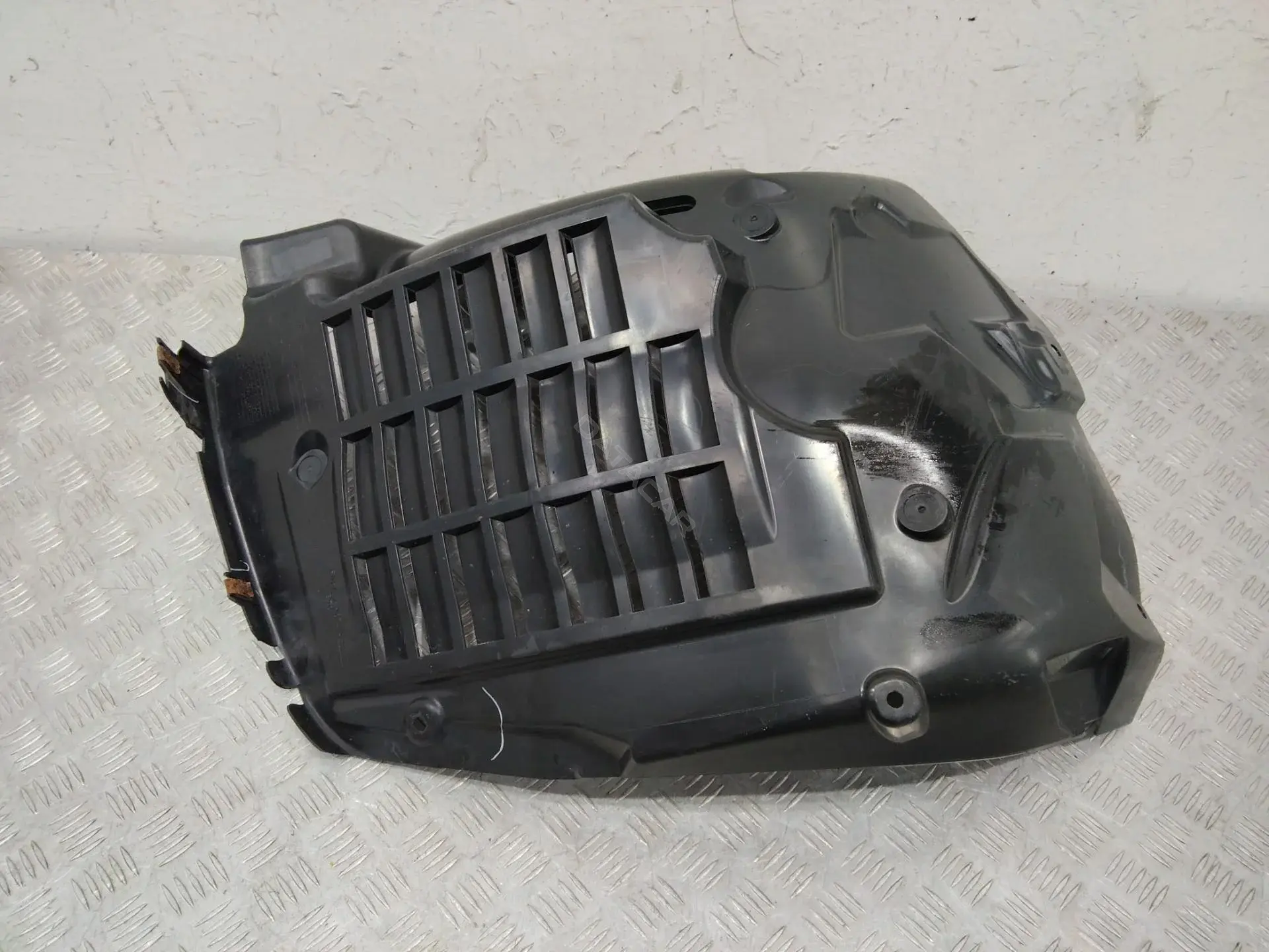 Подкрылок CPLA16A574