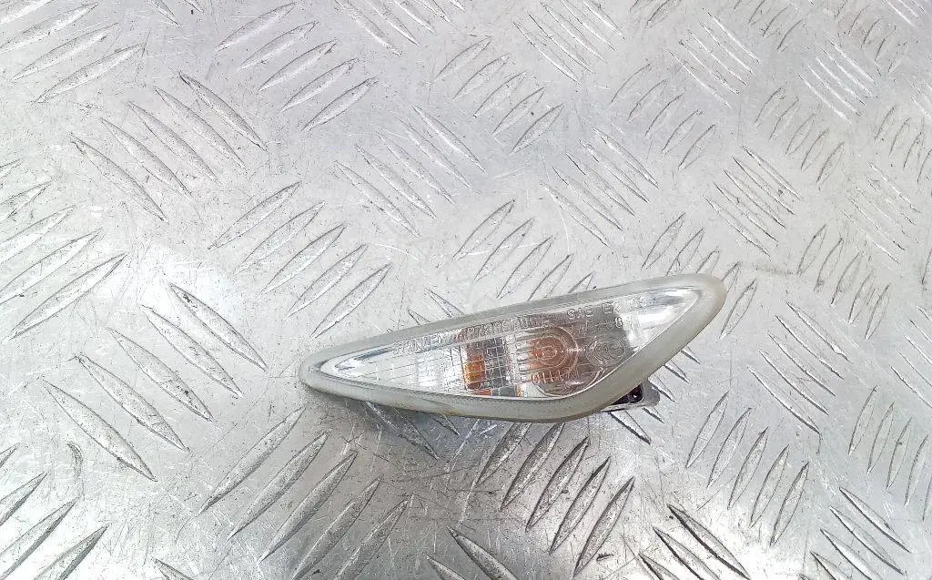 Повторитель передний GS1F51120