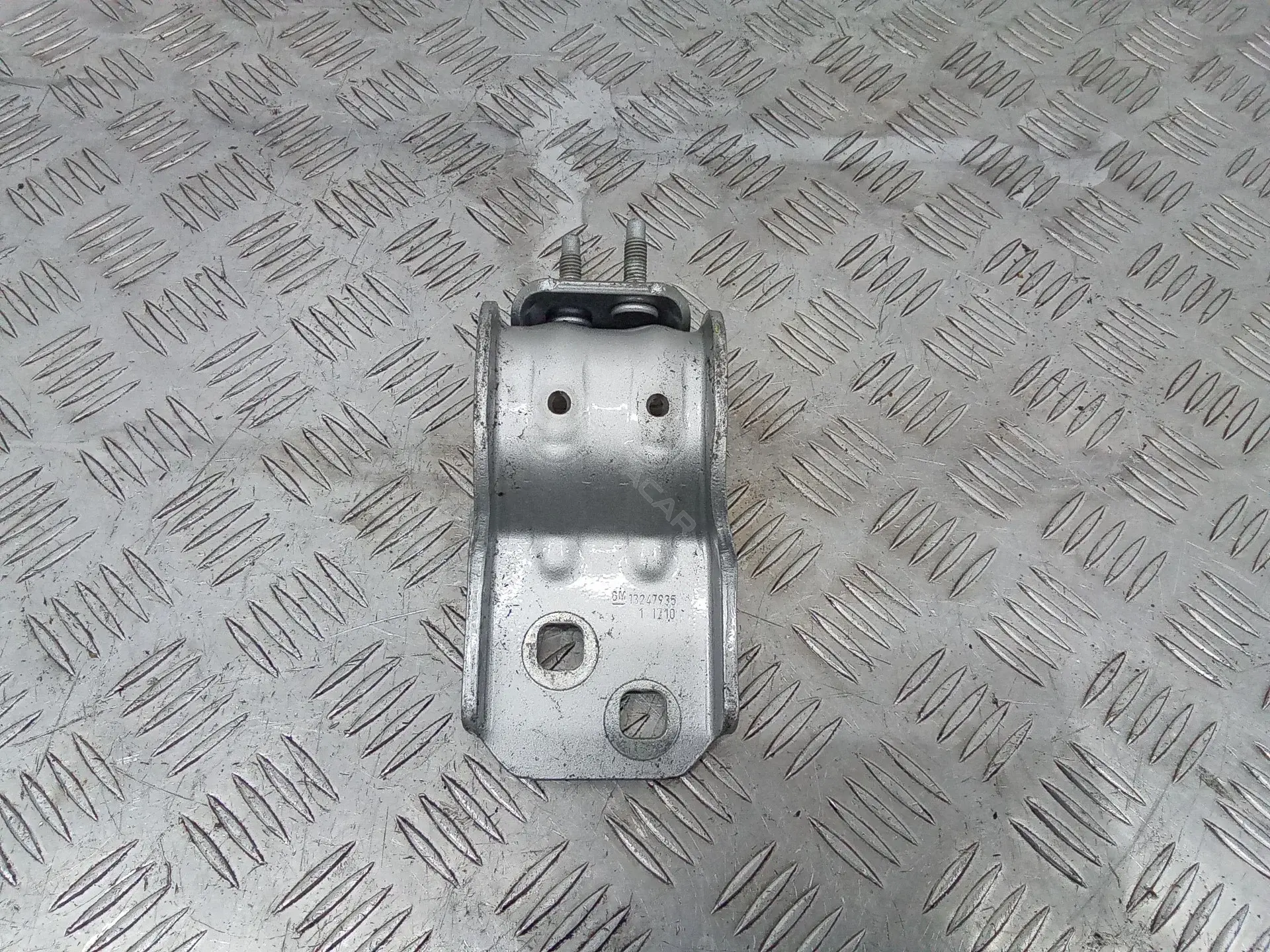 Петля крышки багажника 13247935