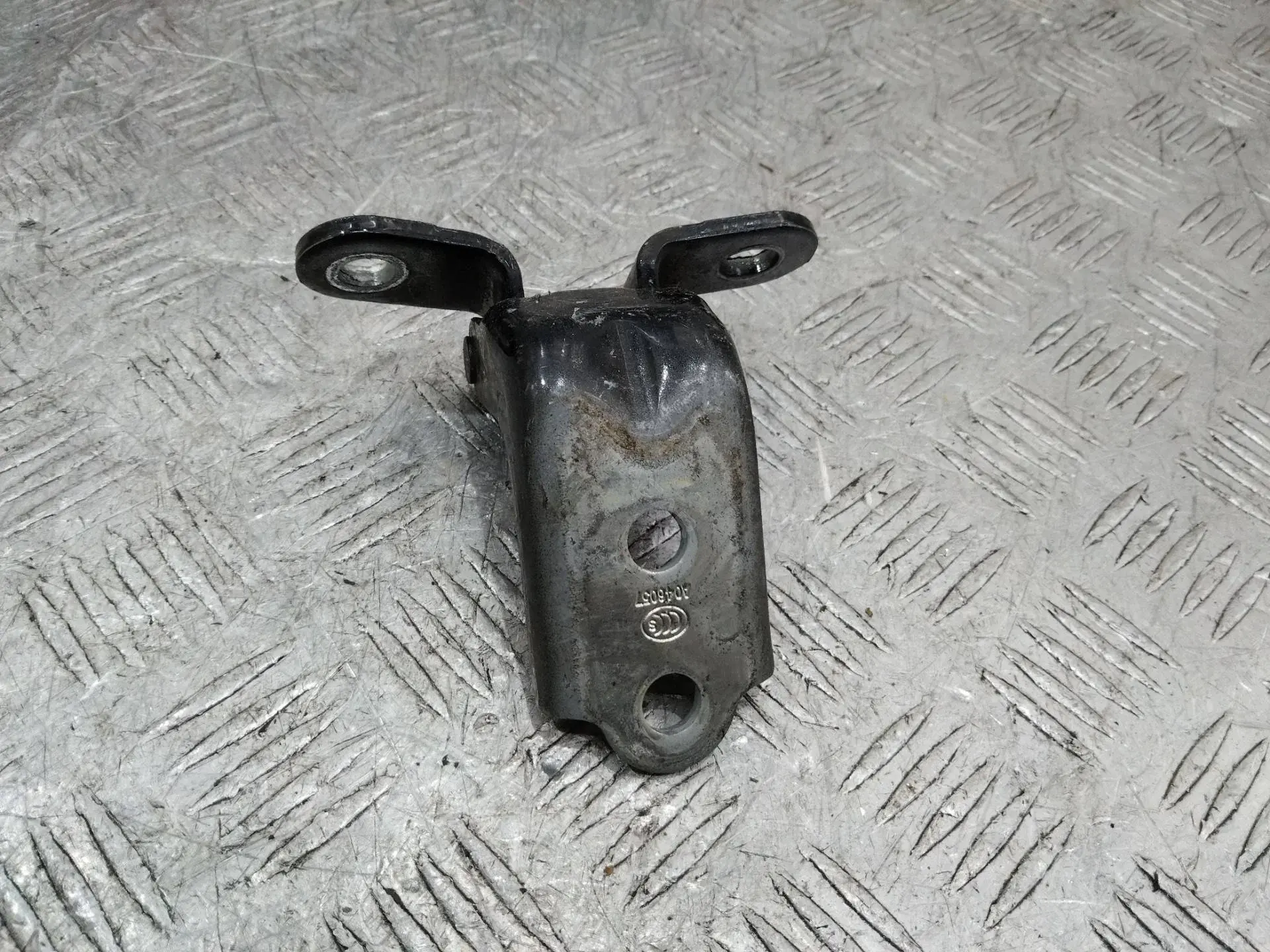 Петля двери A046057