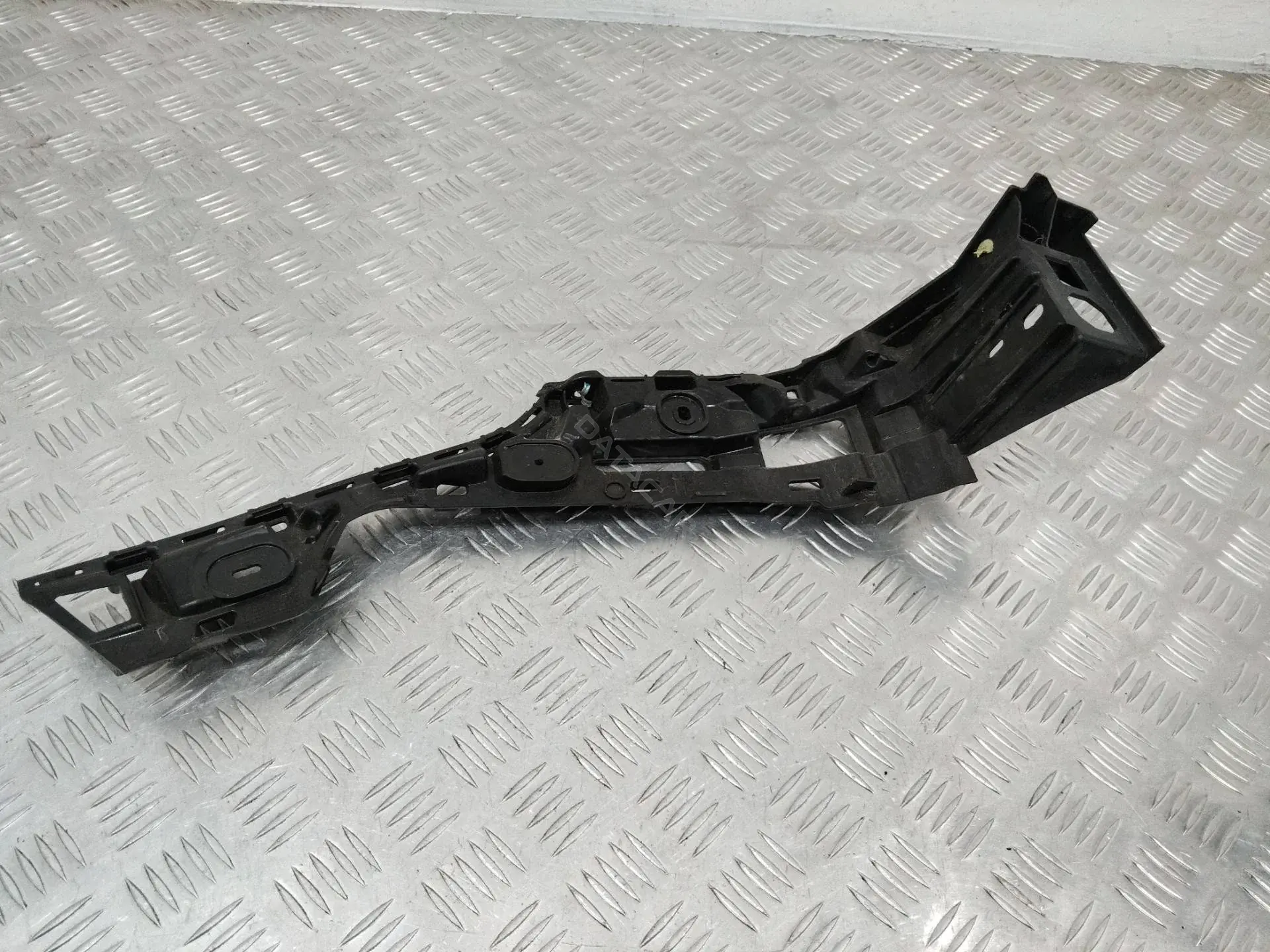 Кронштейн-направляющая бампера 7P6807394D