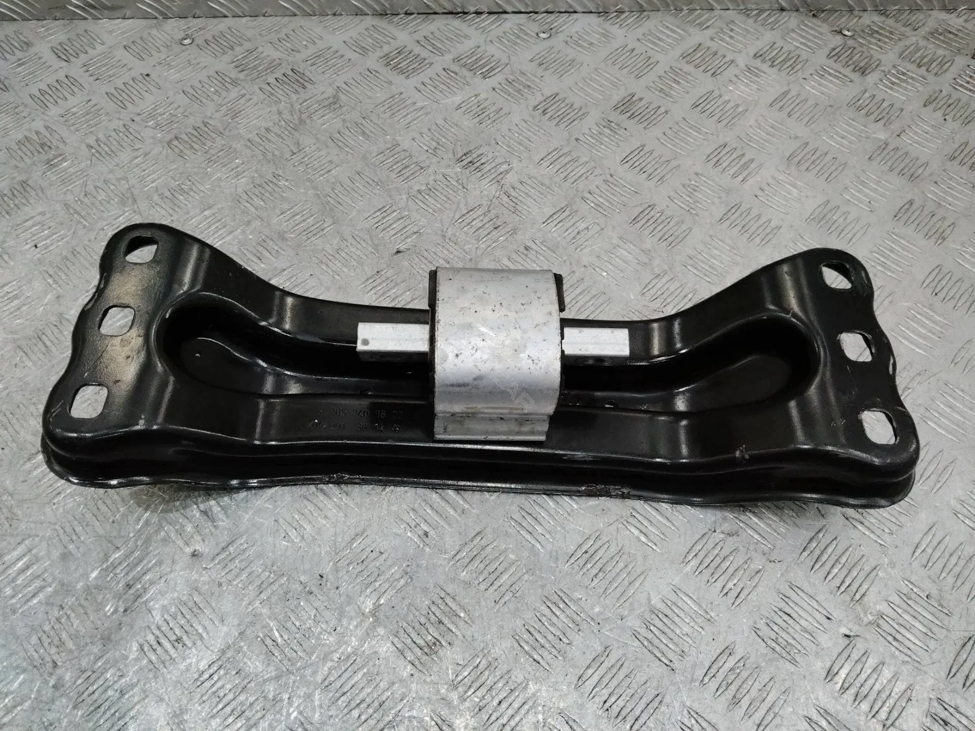Балка подвески A2052401802