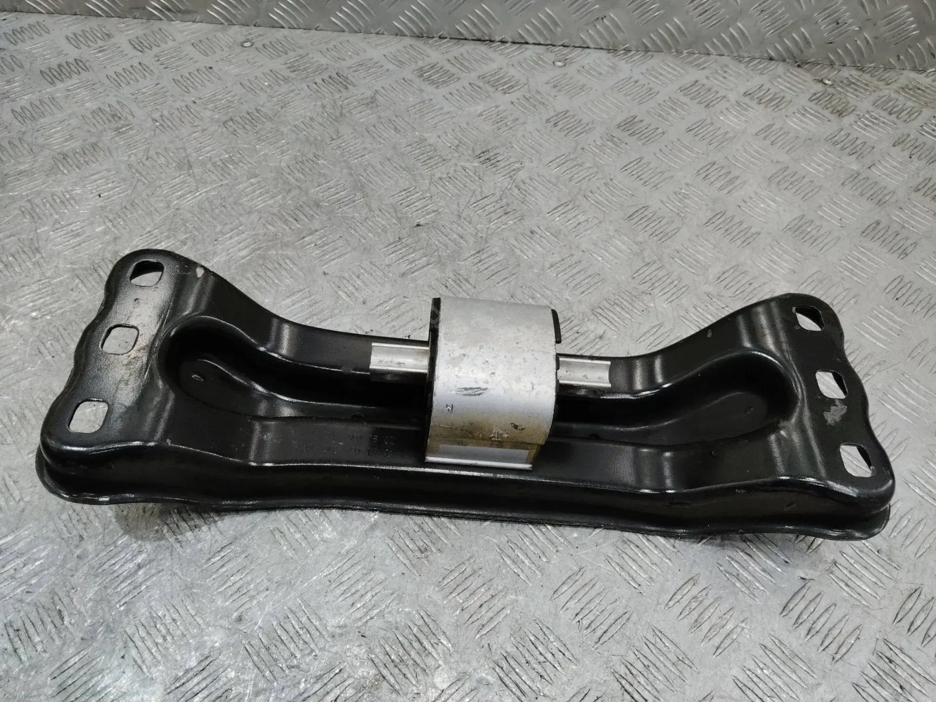 Балка подвески A2052401802