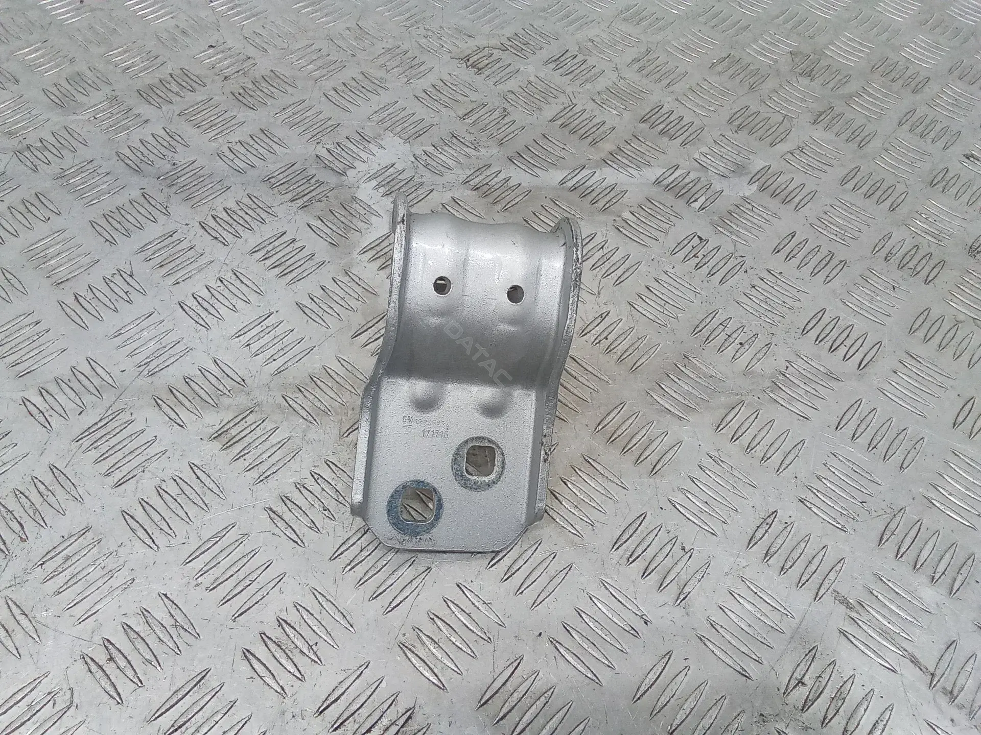 Петля крышки багажника 13247936