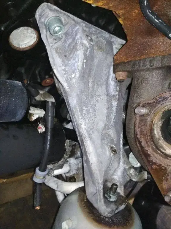Кронштейн двигателя 8D0199308