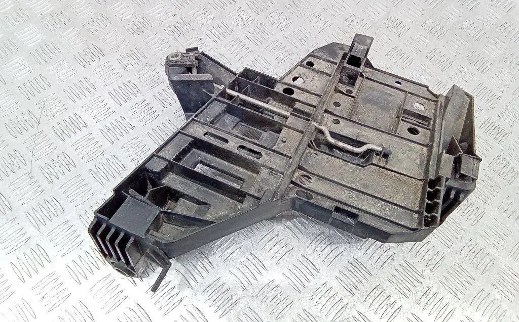Кронштейн фары 7L5941045