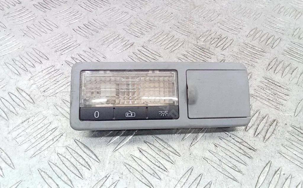 Плафон освещения салона 7L0861687