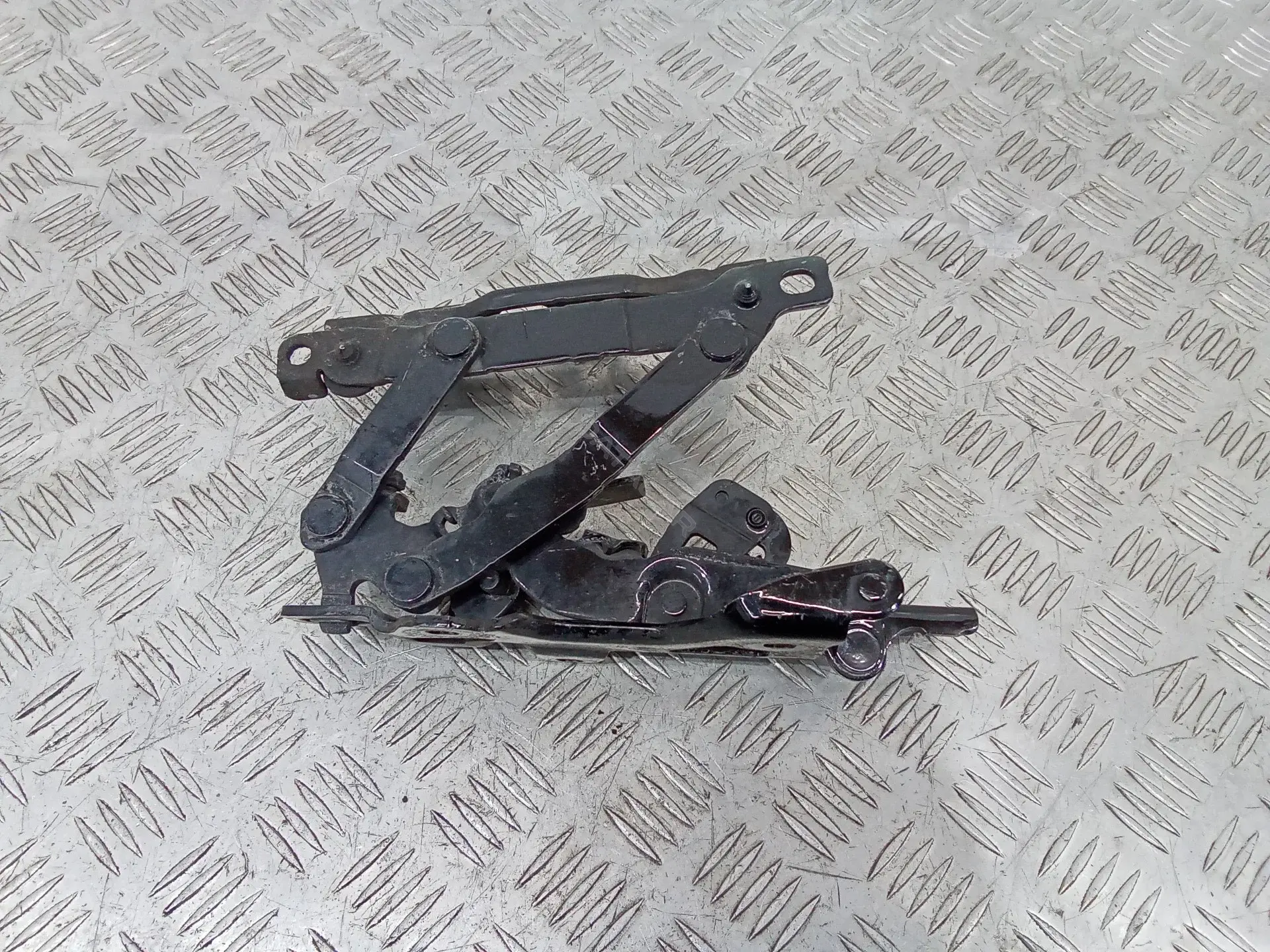 Петля капота A2228800228