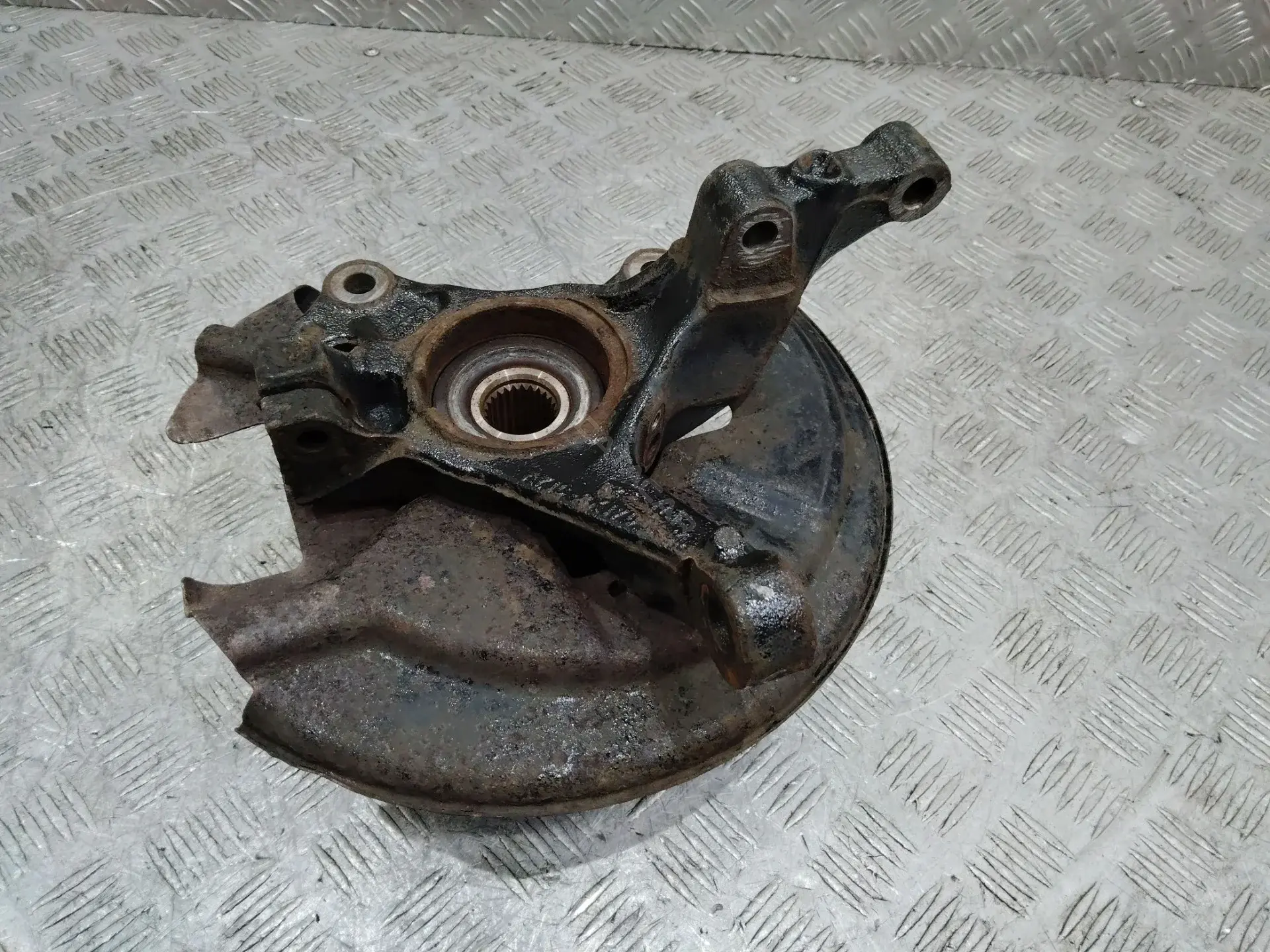 Поворотный кулак AY1C3K170BA