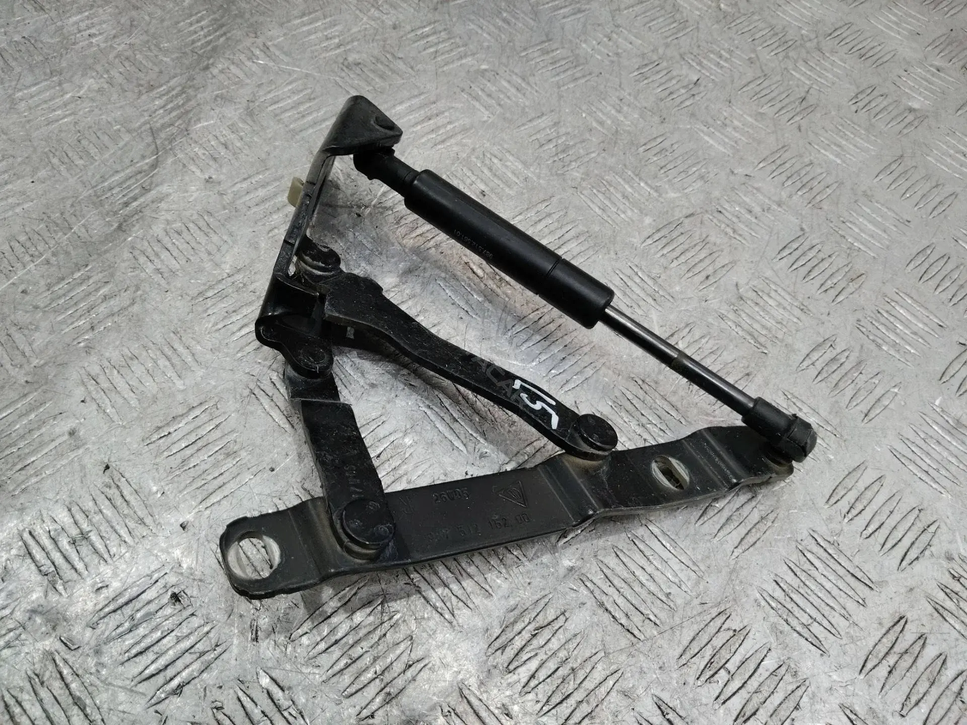 Петля крышки багажника 98751215200