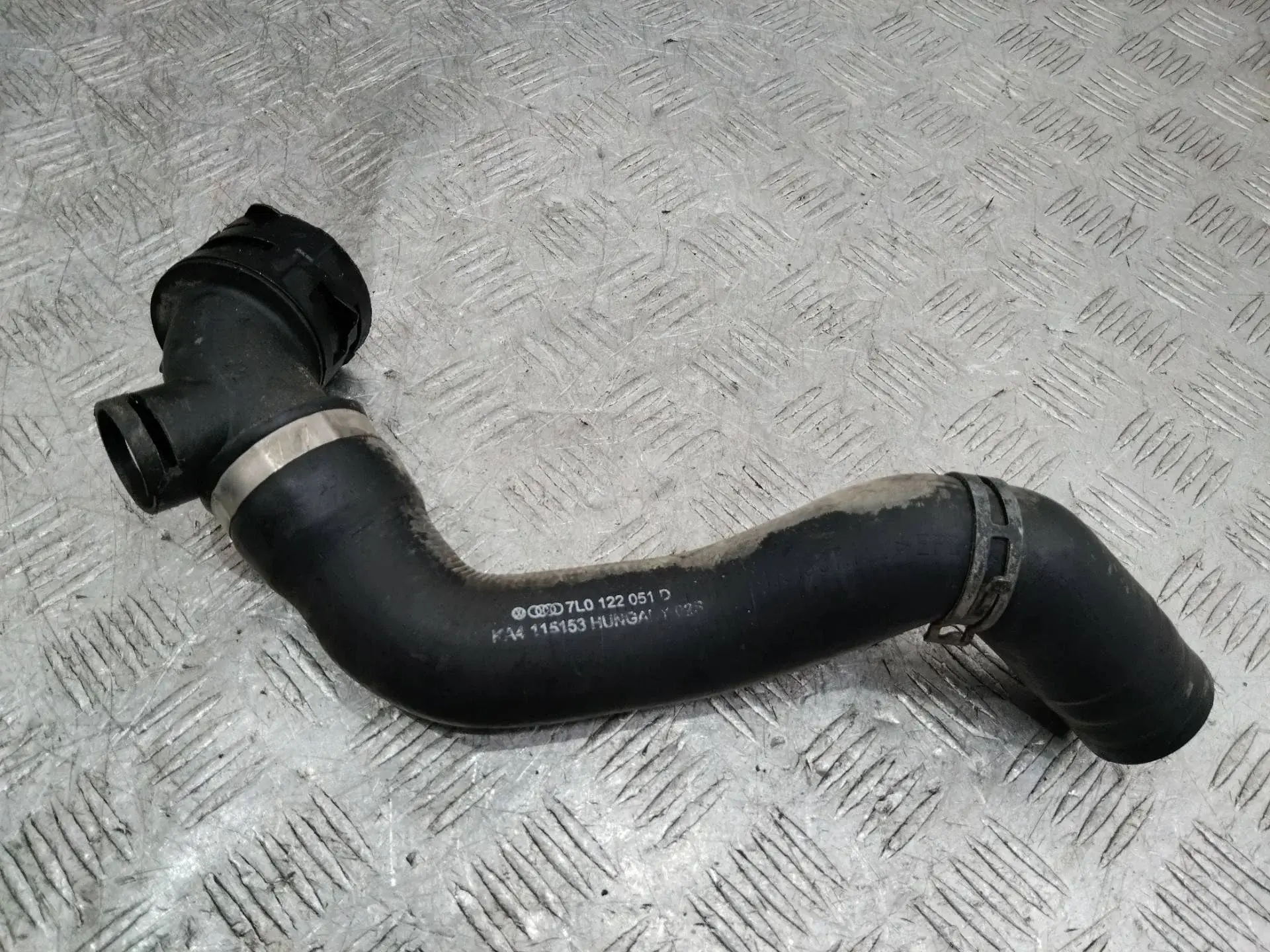 Патрубки системы охлаждения 7L0122051