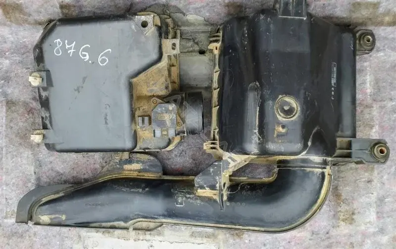 Корпус воздушного фильтра MN135613