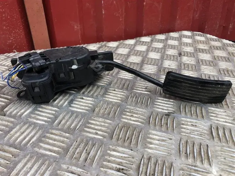 Педаль газа APM30010