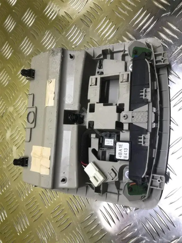 Плафон освещения салона 4BA1E6413