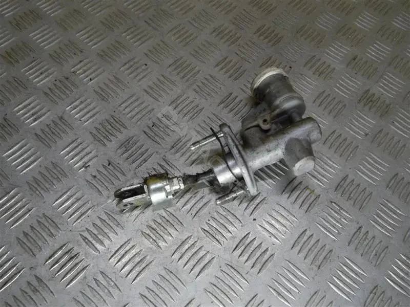 Главный цилиндр сцепления MR995034