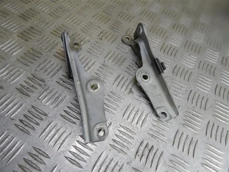 Петля капота MR473529