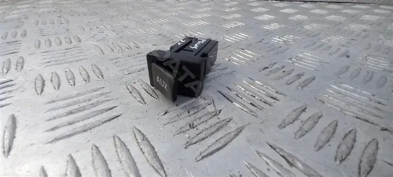 Разъем AUX / USB 8619048010