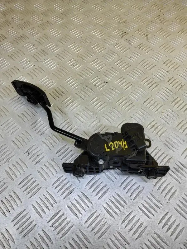 Педаль газа MR992932