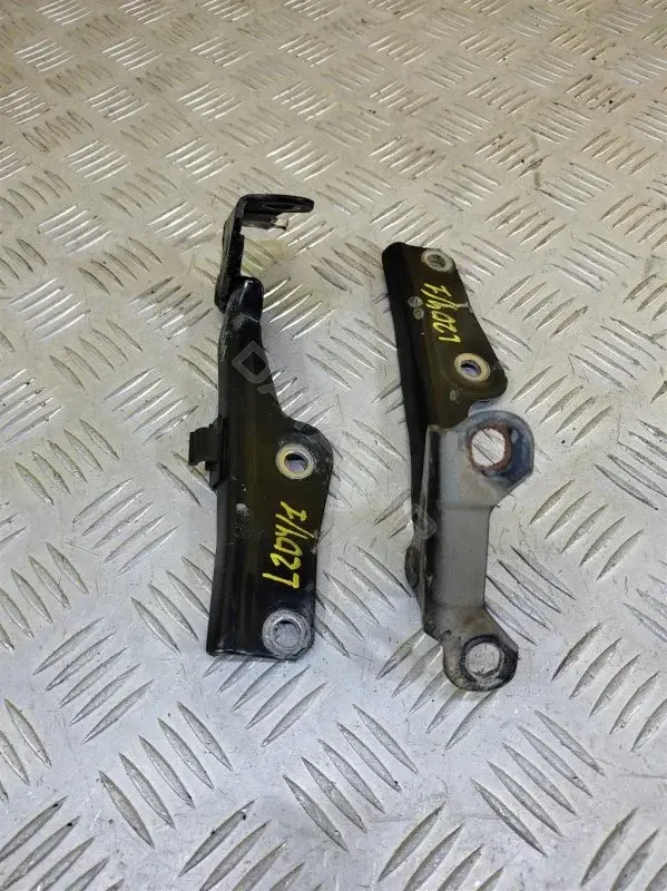 Петля капота MR473529