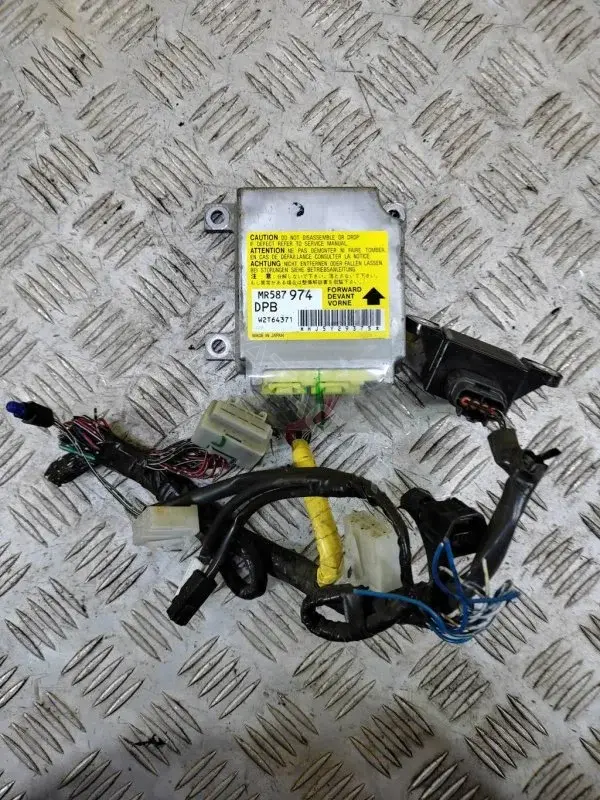 Блок управления подушками безопасности MR587974