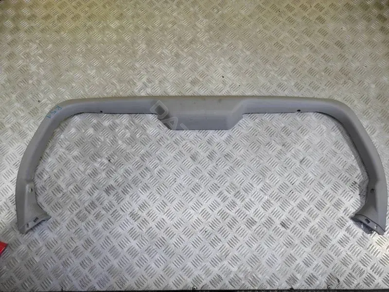 Обшивка крышки багажника 90900EB300