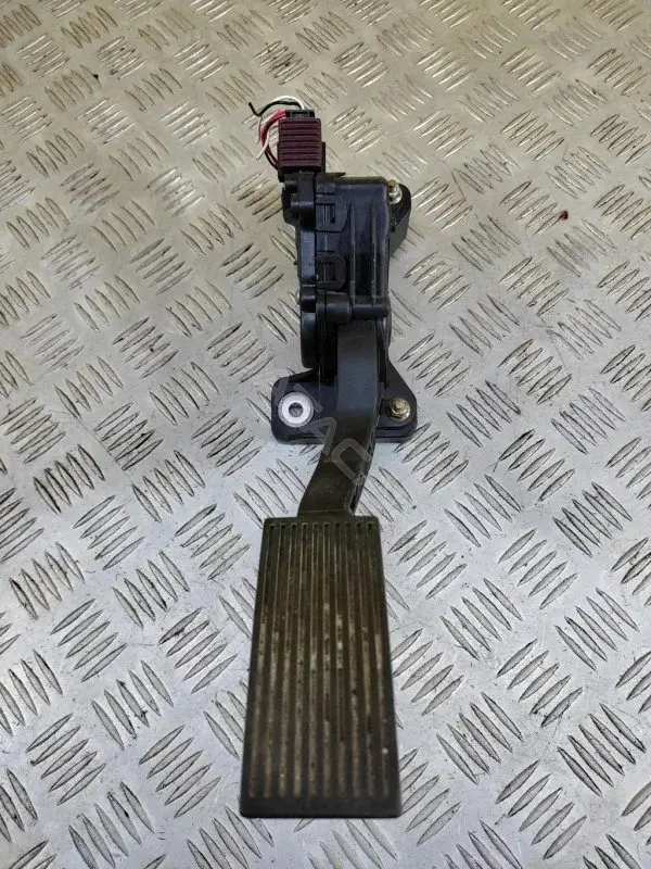 Педаль газа 18002EB400