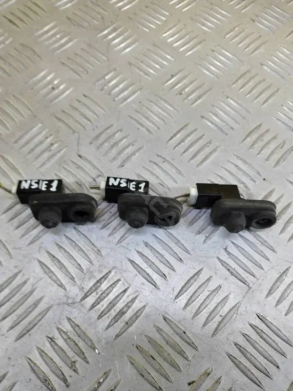 Концевик двери MR342155