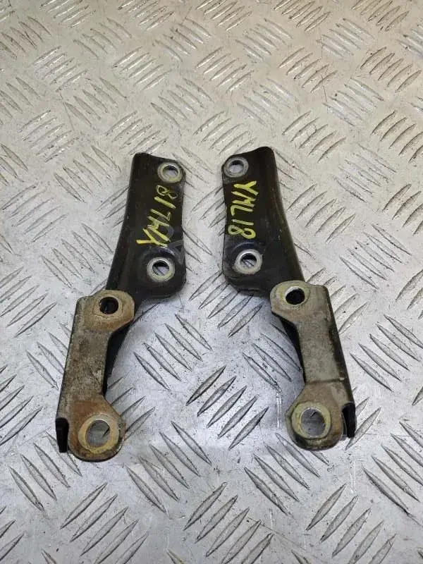 Петля капота MR473530