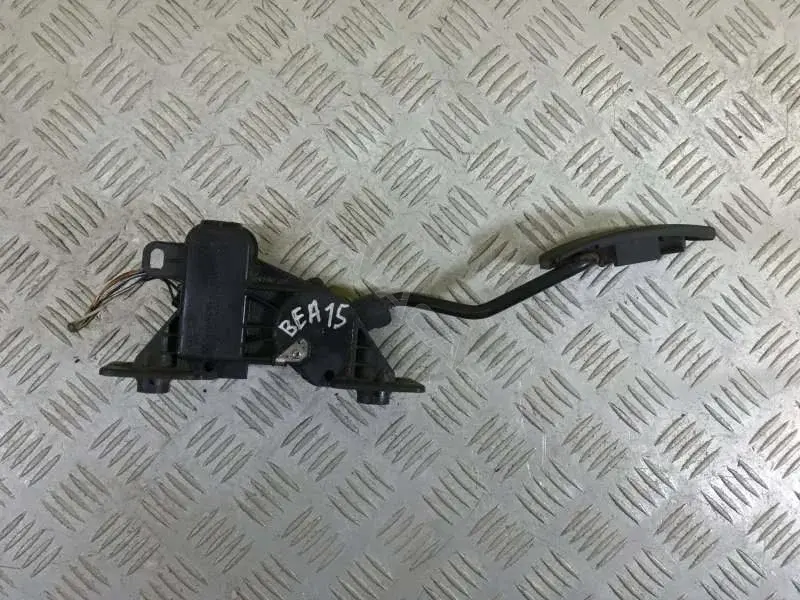 Педаль газа MR992932