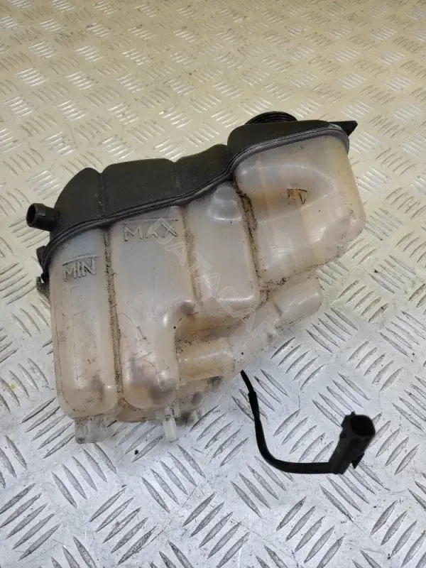 Расширительный бачок LR004080