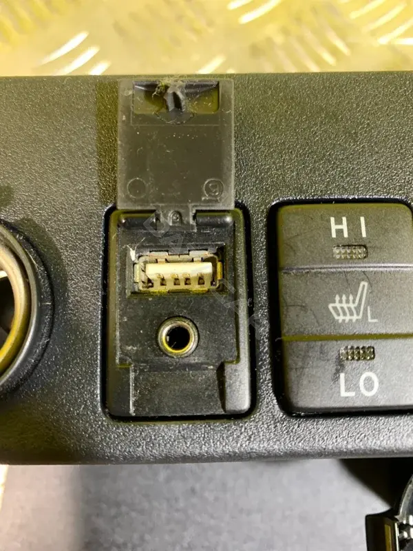 Разъем AUX / USB 152518