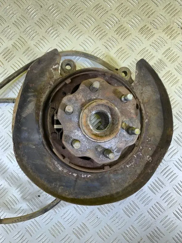 Поворотный кулак 43018EB300