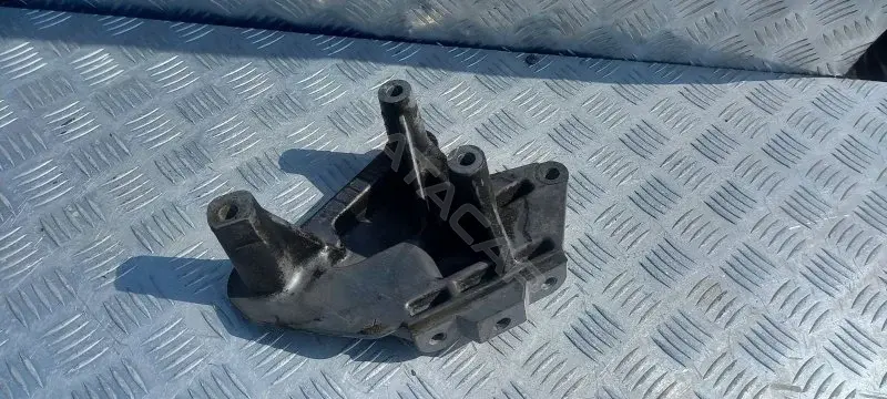 Кронштейн двигателя 04861656AA