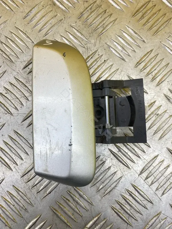 Ручка двери 82606EB330