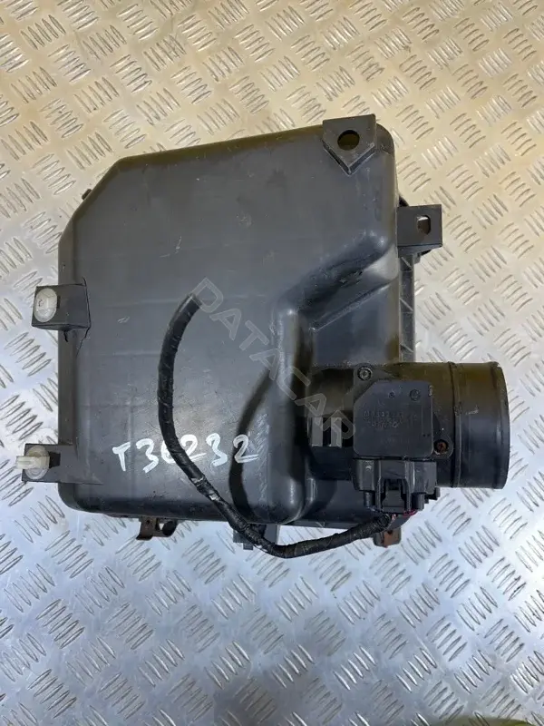 Корпус воздушного фильтра MN135613