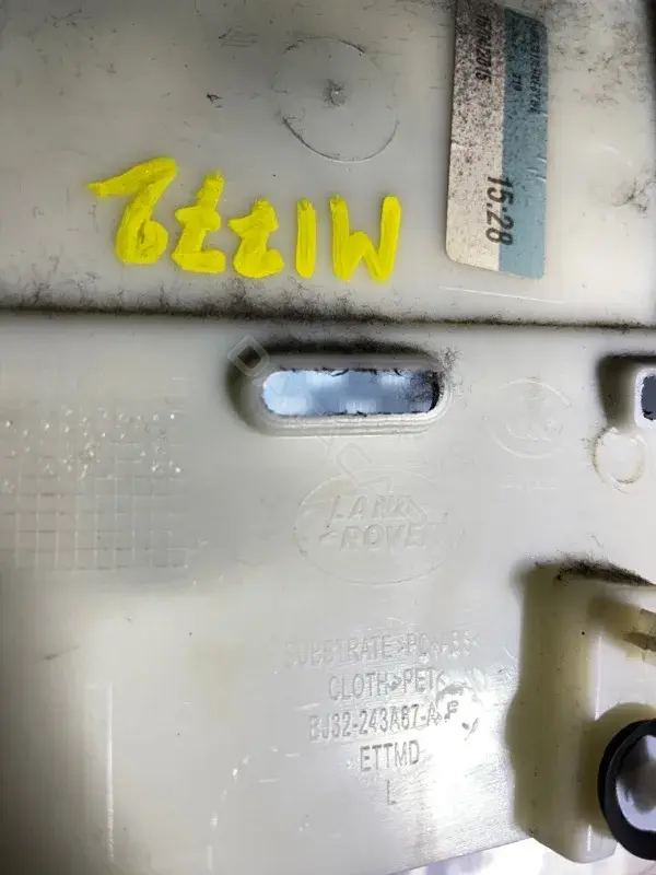 Обшивка стойки центральной BJ32243A87AF
