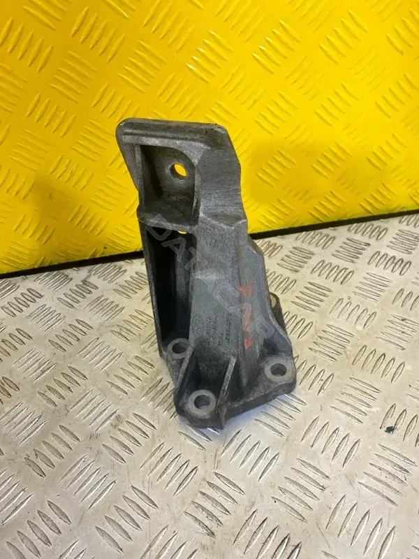 Кронштейн двигателя KKU500580