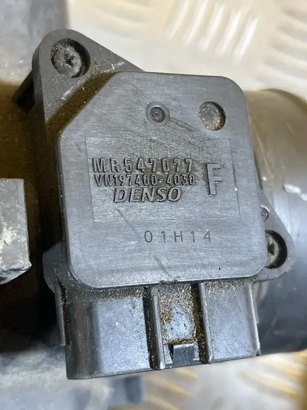 Расходомер воздуха MR547077