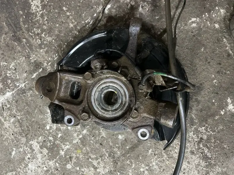 Поворотный кулак MR992378