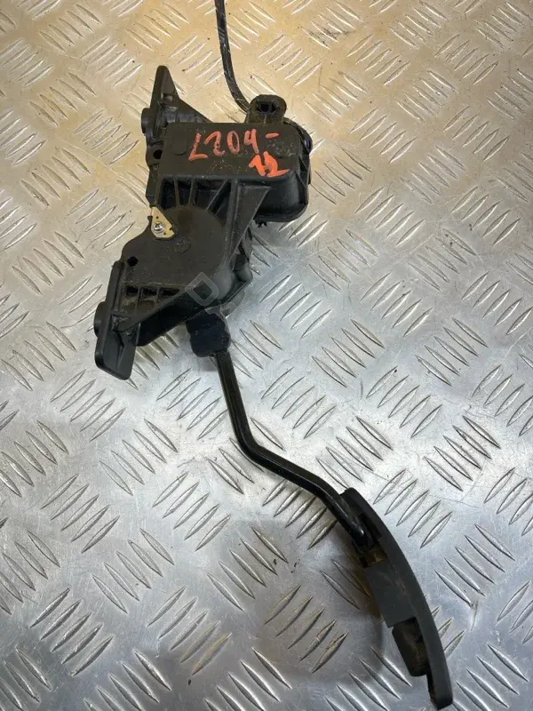 Педаль газа MR992932