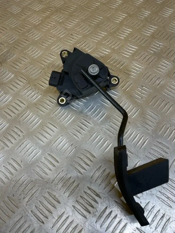 Педаль газа 18005MB400