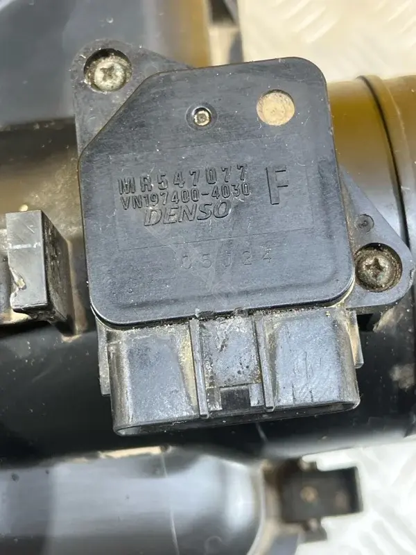 Расходомер воздуха MR547077