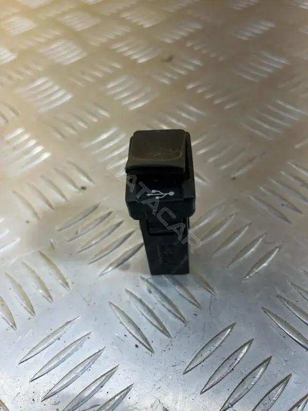 Разъем AUX / USB 861900K010