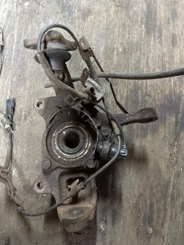 Поворотный кулак MR992377