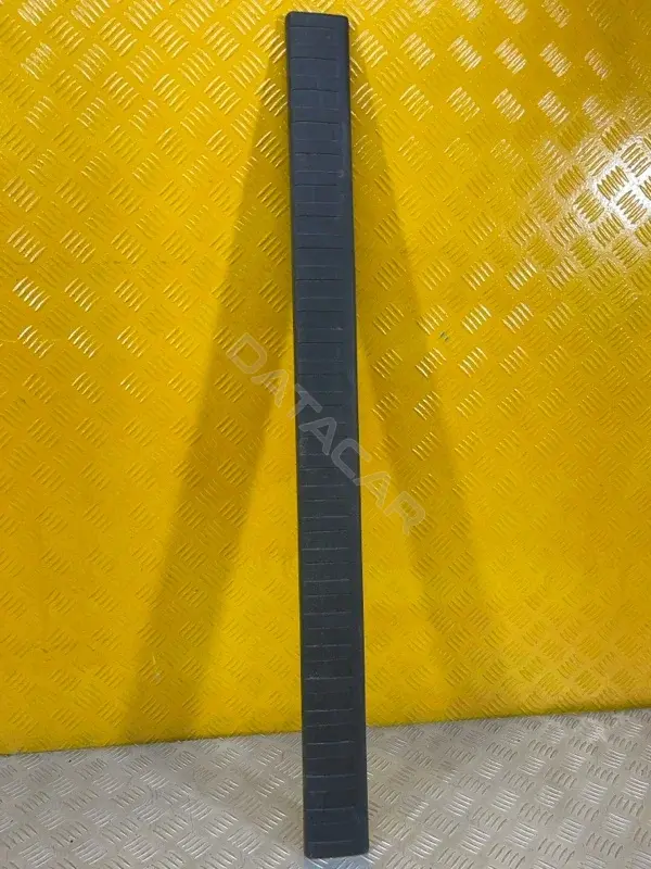Накладка замка багажника 5857460120