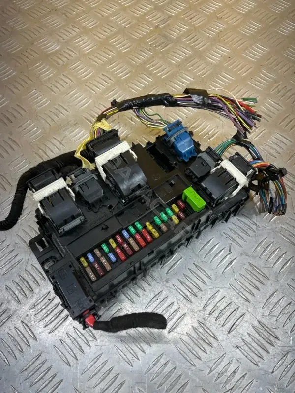 Блок предохранителей HU5T15604